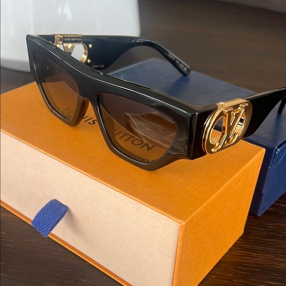 Louis Vuitton Black Sunglasses with Gold Logo - Picture 1 of 7